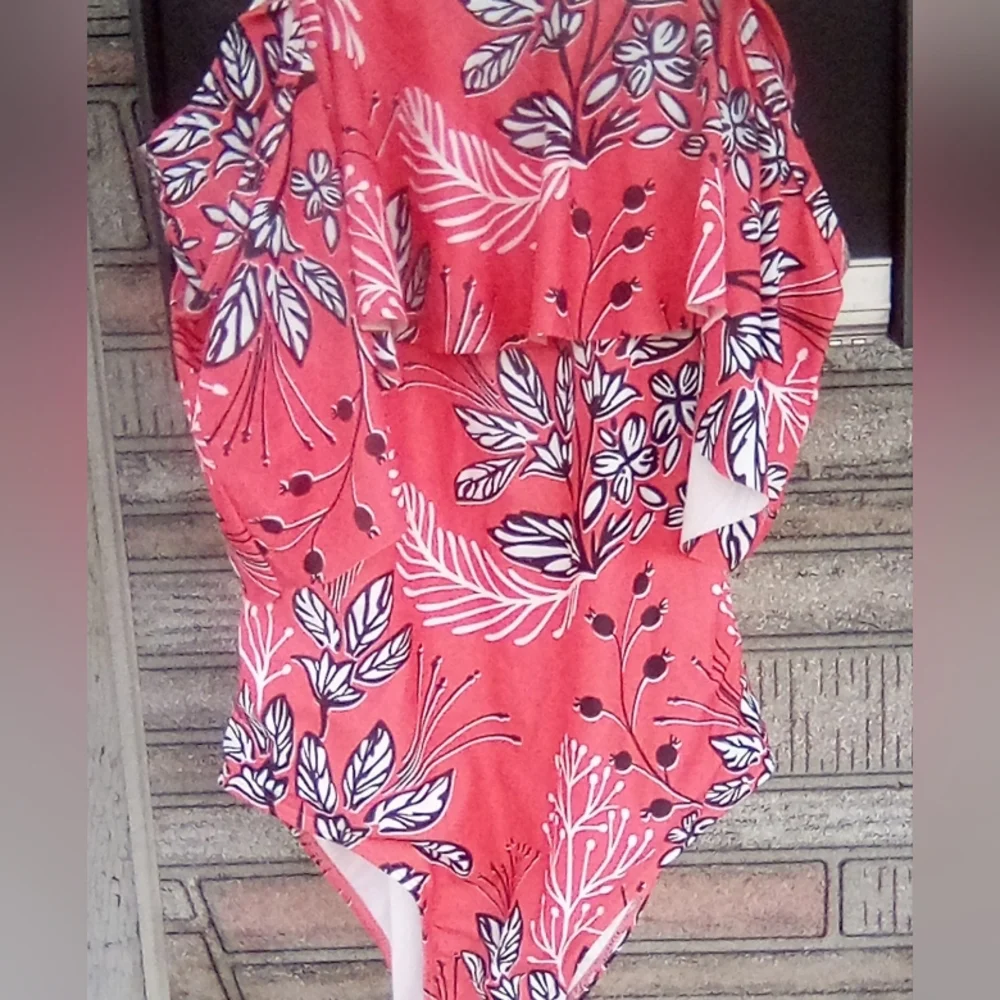 Swimsuit 1-Piece Red & White Ruffles Size Large - Picture 9 of 9
